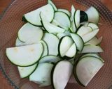 Foto del paso 2 de la receta Tortilla de calabacín y ajetes