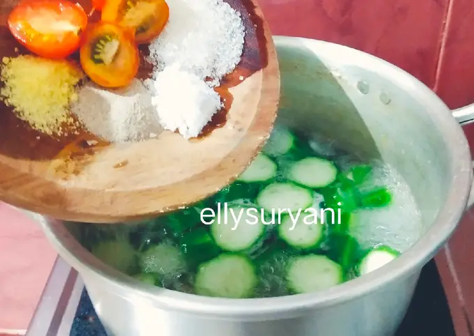 Langkah-langkah untuk membuat Cara membuat Sayur Bening Oyong dan Wortel Favorit Rumah Kami