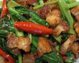 รูปขั้นตอนการทำที่ 7 ของ คะน้าผัดหมูกรอบพริกแห้ง รีดน้ำมันจนหมูแห้งกรอบ หอมกลิ่นพริกแห้ง