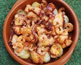 Foto del paso 8 de la receta: Cazuela de patatas con pulpo y gambas al ajillo y pimentón