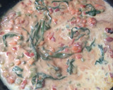 Foto del paso 3 de la receta: Pasta con acelga y salsa blanca/roja