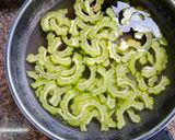 รูปขั้นตอนการทำที่ 2 ของ มะระผัดไข่