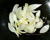 รูปขั้นตอนการทำที่ 5 ของ ปลาหมึกแห้งผัดหอมใหญ่