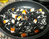 Foto del paso 5 de la receta: Spaghetti negro con gambas, gulas y chaca