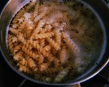 Foto langkah ke 1 dari resep Fusilli Keju Asin & Stik Pedas.