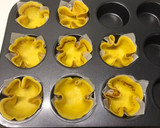 Foto del passaggio 5 della ricetta Cestini di crespella ripieni di porri salmone e robiola al profumo di timo