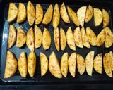 બેકડ પોટેટો વેજીસ (Baked potato wedges recipe in Gujarati) રેસીપી સ્ટેપ3ફોટો
