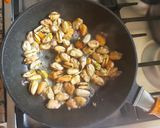 Foto del paso 3 de la receta: Mejillones al vino blanco con arroz amarillo. #delantaldorado