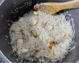 Foto del paso 3 de la receta: Arroz al ajo dorado