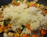 Foto del paso 5 de la receta: Pollo con arroz y verduras🌺