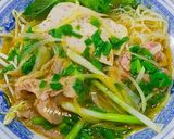 Hình bước làm 4 của món Bún Bò Huế (Bò tái,nạm bò có da và chả lụa)