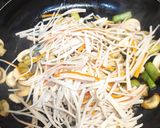 Foto del paso 2 de la receta: Revuelto, de champiñones y gulas de pobre...