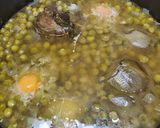 Foto del paso 5 de la receta: Alcachofas y guisantes estofados con huevo