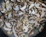 Foto del paso 1 de la receta: Salsa de hongos sin crema