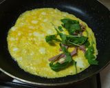 Pas rețetă Omletă rulată cu rucola și salam 1 fotografie
