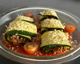 Foto del paso 5 de la receta: Rollitos de calabacín con carne picada y salsa de tomate