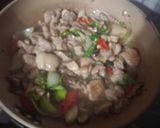 Foto langkah ke 5 dari resep Ayam tumis jamur hioko daun wangsui.