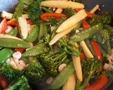 Foto del paso 3 de la receta: Wok de verduras con tofu y gambas