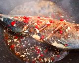 Hình bước làm 2 của món Cá Mackerel Chiên Nước Mắm Tỏi Ớt