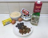 Foto del paso 1 de la receta: Bizcocho con frutos rojos, chocolate y frutos secos