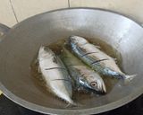 Foto langkah ke 3 dari resep Ikan kembung pesmol pedas,asam,manis.