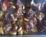 Foto del paso 2 de la receta: Tira de Asado al Horno con Papas, Morrones y Cebollas