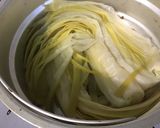 Une image de l'étape 4 de Poireaux vinaigrette marinés sauce câpres et feta.