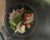รูปขั้นตอนการทำที่ 1 ของ หมูผัดกะปิ