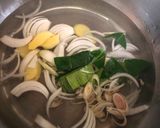 Hình bước làm 3 của món Khô gà lá chanh