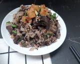Hình bước làm 1 của món Bắp cải xào huyết và tóp mỡ