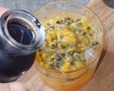 Foto langkah ke 3 dari resep Butterfly Pea Flower Passion Fruit Ice.
