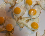 Foto del paso 1 de la receta: Tartaletas de gulas, gambas al ajillo y huevo de codorniz