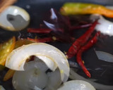 Foto del paso 3 de la receta: Chilaquiles Rojos Rancheros Con Huevos Estrellados