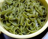 Foto del paso 4 de la receta: Pesto de albahaca con piñones y nidos de espinaca