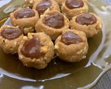 صورة لخطوة 5 من وصفة حلى بسكوت بصوص الكراميل