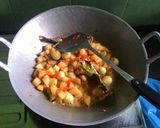 Foto langkah ke 2 dari resep Sambal goreng kentang telur puyuh.