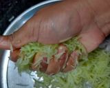 A picture of step 2 of Kacha papaiya nu chhin / raw paw paw stir-fry.