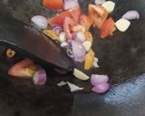 Foto langkah ke 3 dari resep Tumis Kangkung Warna-warni.