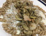 Foto del paso 5 de la receta: Tallarines con salsa blanca, champiñones y camarones