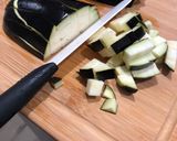 Foto del passaggio 1 della ricetta Melanzane in padella 🍆