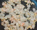 Foto del paso 2 de la receta: Tulipas rellenas de kale con gambas y piñones