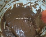 Foto langkah ke 2 dari resep Dragon Fruit Chocolate Cake.