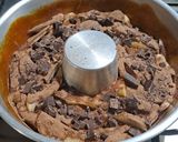 Foto del paso 1 de la receta: Budín caramelizado de peras y chocolate