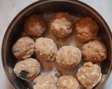 A picture of step 5 of Gond Laddu.