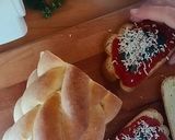 Foto del passaggio 4 della ricetta Pane tostato con salsa di pomodoro e ricotta salata 🌷