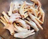 Hình bước làm 1 của món Canh Chân Gà Hầm Hạt Sen Đậu Ngự