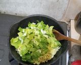 Foto langkah ke 3 dari resep Mie Goreng Pakcoy.