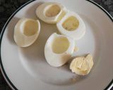 Foto del paso 2 de la receta Huevos rellenos con salmón ahumado y queso