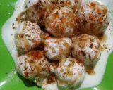 A picture of step 6 of Urad Dal ki curd pakodi chat.