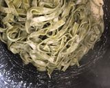 Foto del paso 3 de la receta: Fettuccine de espinacas con tomates cherry, Rúcula en salsa Blanca